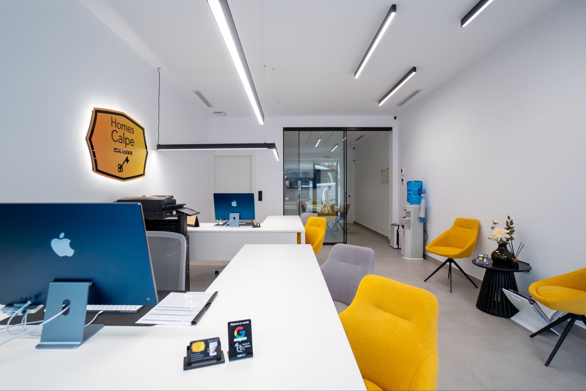 Interior de la oficina de Homes Calpe Real Estate en Calpe